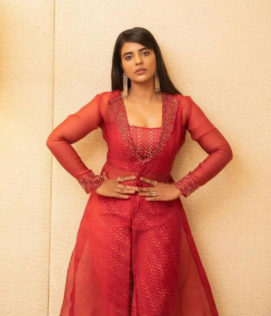 SOUTH INDIAN ACTRESS AISHWARYA RAJESH IN RED DRESS 1